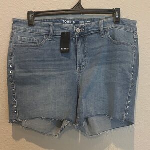 NWT Sz 16 Torrid Light Blue Denim Shorts with Stud Accents